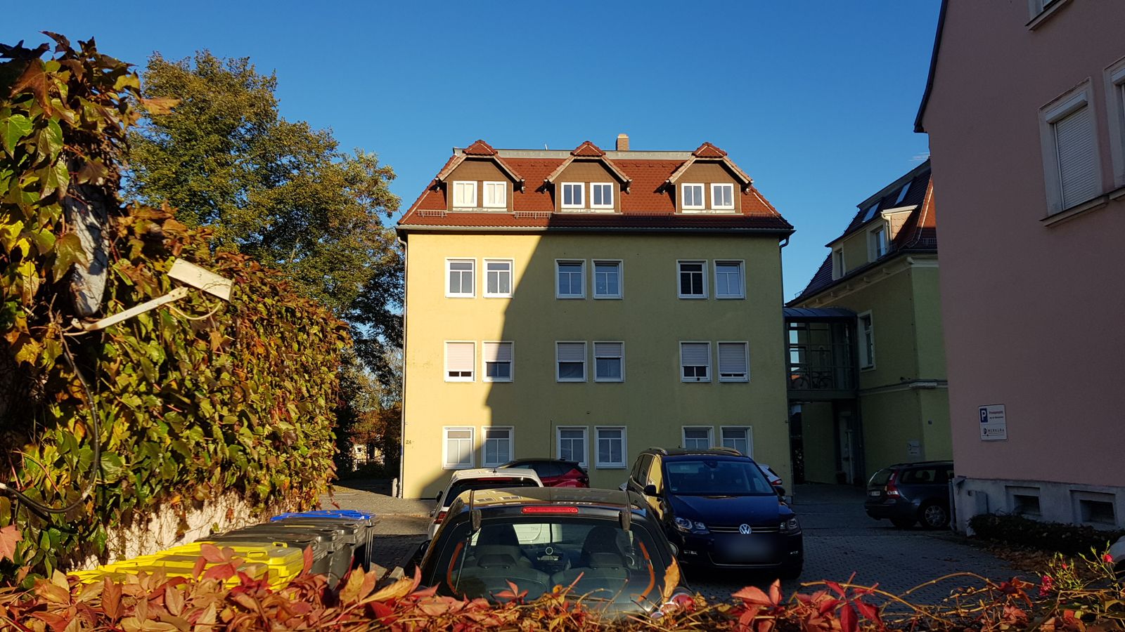 Mehrfamilienhaus mit drei Gauben und rotem Ziegeldach in Kamenz
